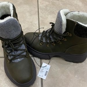 NWT Maurices Raven Outdoor Adventure Boot 7 Army Olive Green Beige Faux Fur Lace